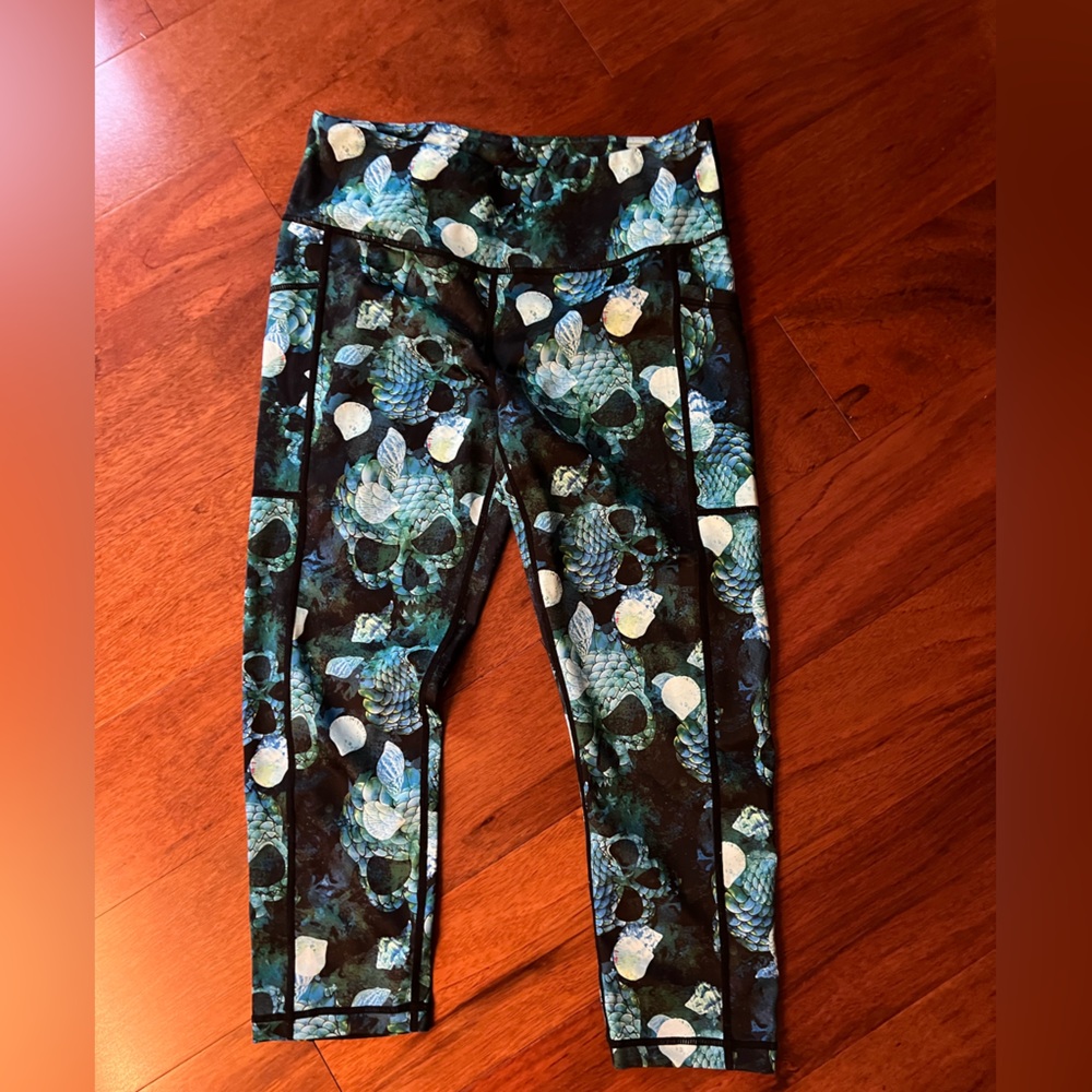 CVG Mermaid Skulls Capris Size Medium